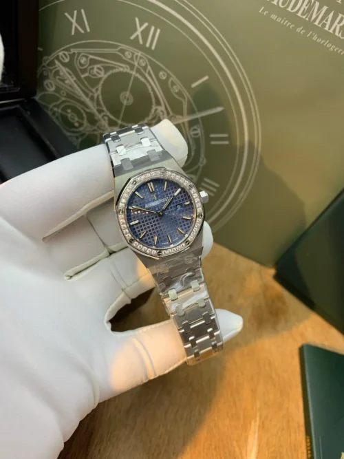 Audemars Piguet Royal Oak Women's Diamond-Set Quartz Watch SKU AP0205